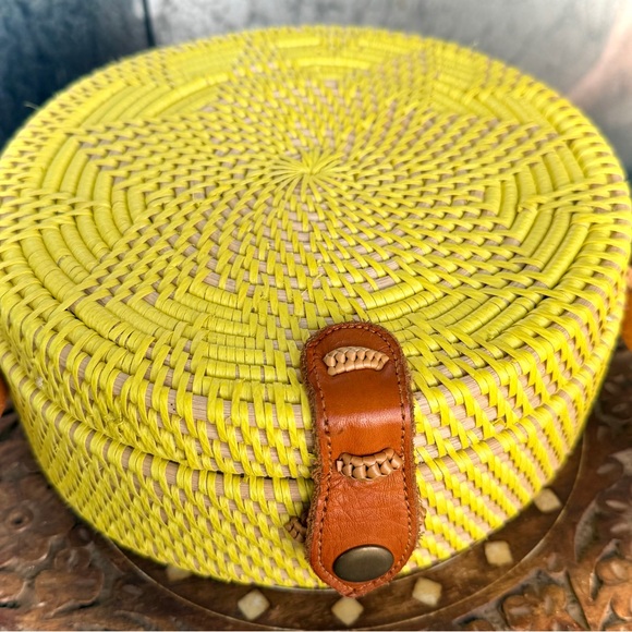 Street Level Yellow Woven Round Crossbody Bag Excellent Condition - Picture 5 of 13